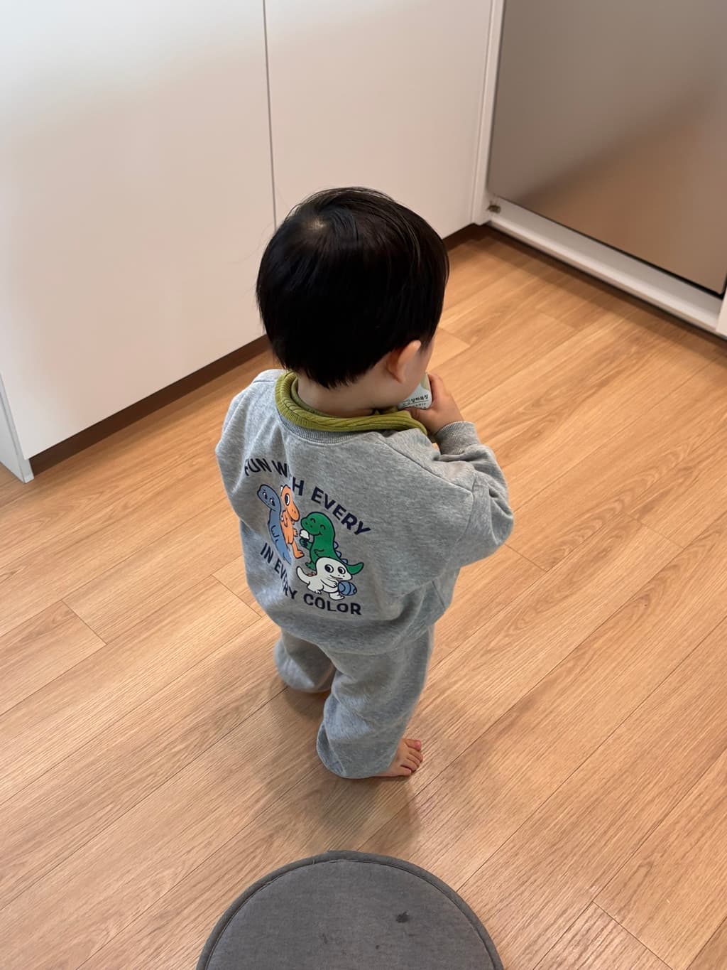 에디터 아이가 키즈꼬모 호잇세트를 입은 모습