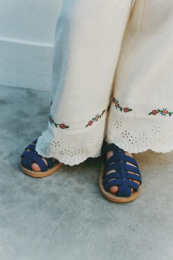 Zara 키즈 레더 비치 샌들 블루 착용 컷